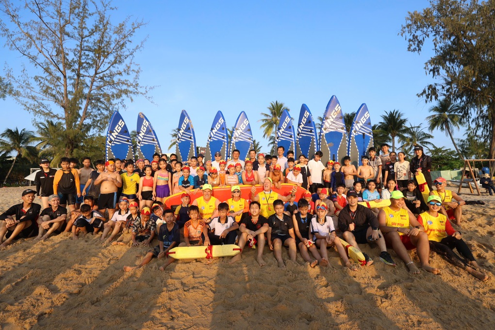 Giải BIM Group IRONMAN 70.3 Phu Quoc đào tạo kỹ năng an toàn nước cho học sinh - 8