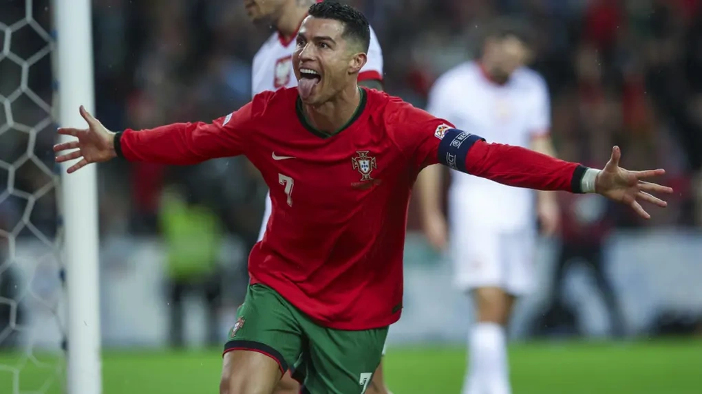 C.Ronaldo gây sốt với siêu phẩm xe đạp chổng ngược, CĐV ngả mũ thán phục - 2